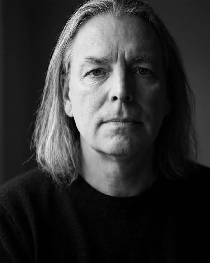 Dr. Holger Scheib, Chemiker, editoriales Schwarzweiß-Porträt.